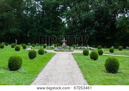 Garden Of Dampierre-sur-boutonne Castle