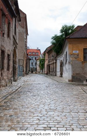 Małej uliczce starego w Bratysławie