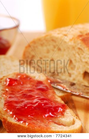 Dżem truskawkowy rozprzestrzenił się na chleb