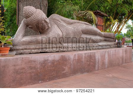 Reclining Buddha statue