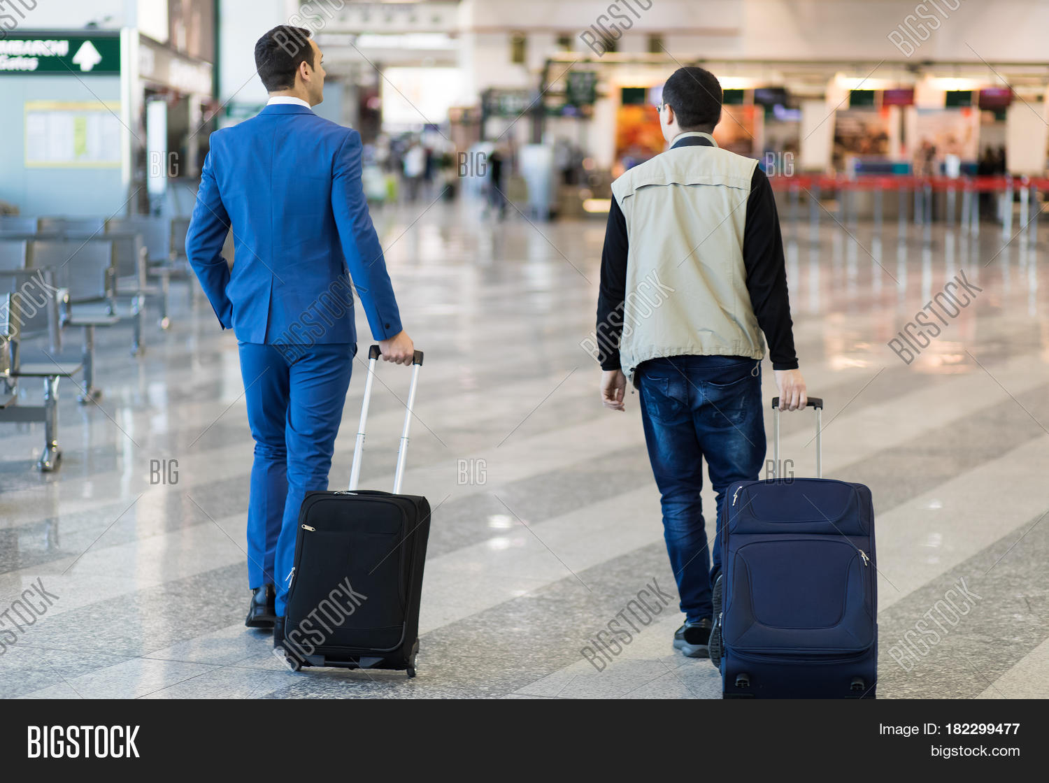 Красивый чемодан. Два человека с чемоданами. Человек с сумкой. Мужик с чемоданом. Два человека с чемоданами.