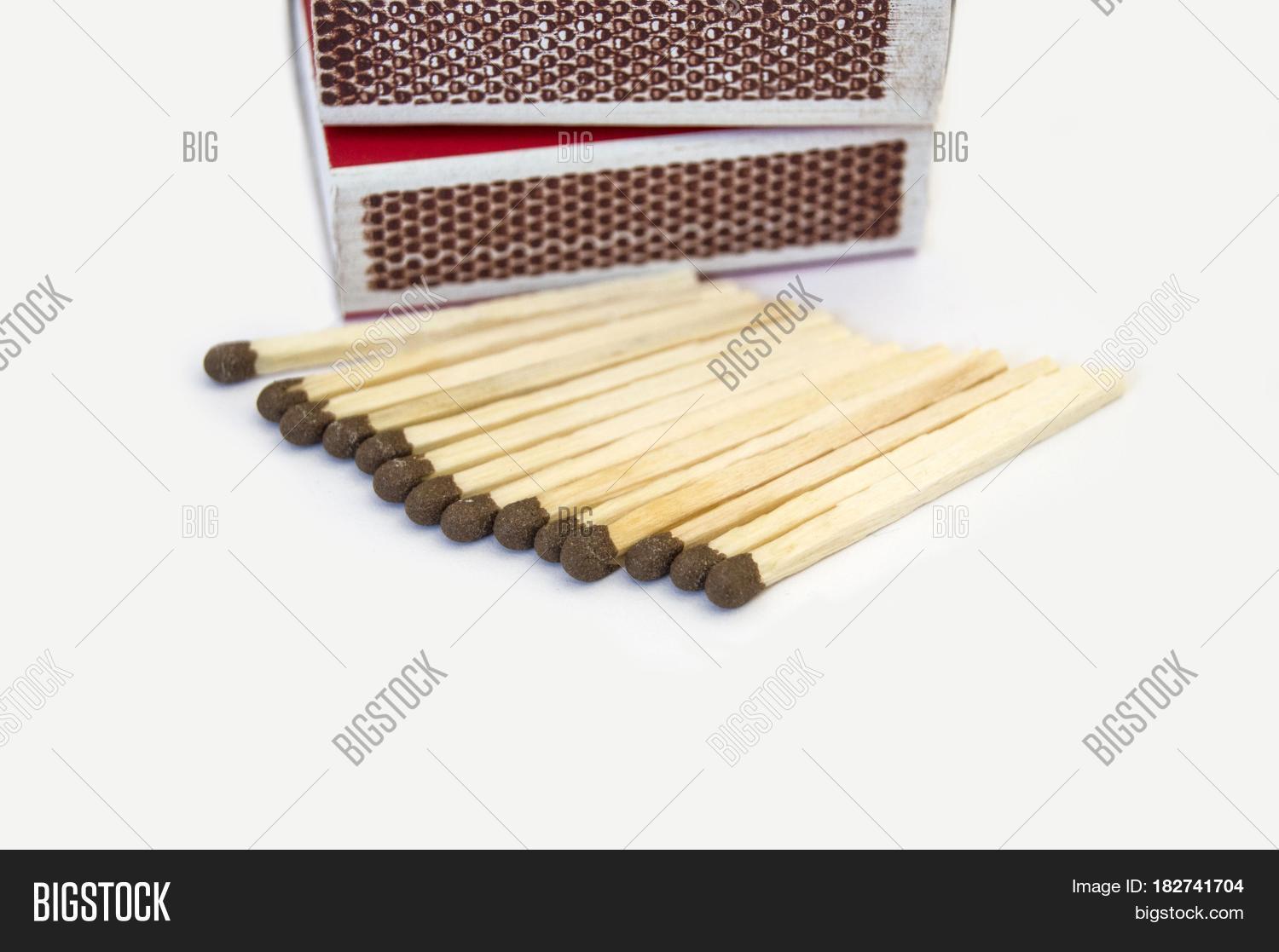 Терочные спички. Спички рисунок для детей. Don t matches. Спички на белом фоне. Красивый коробок спичек.