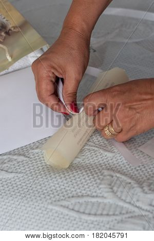 Hands of a woman holding a speech for a wedding