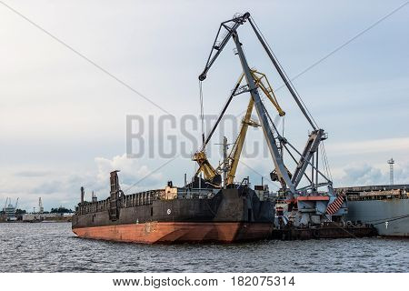 Maritime transportation industry. Ship transshipment of the port channel.