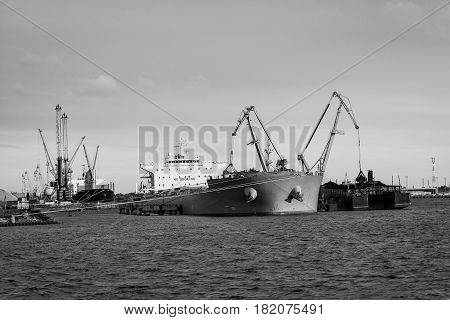 Maritime transportation industry. Ship transshipment of the port channel.