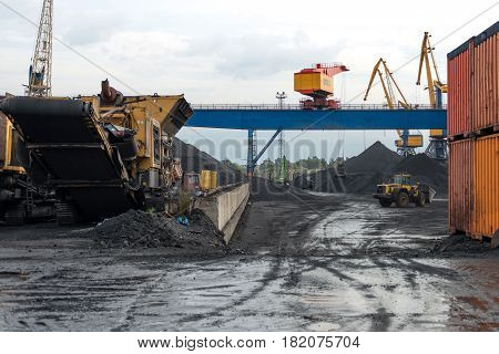 Maritime transportation industry. Coal handling operations at the port.