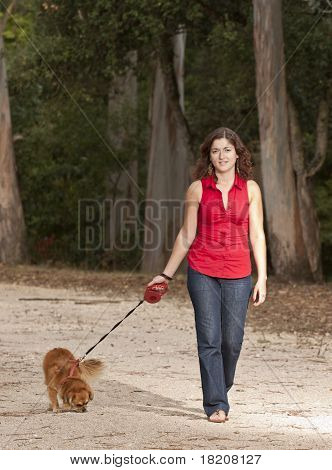 Mädchen mit Hund gehen auf den Park.