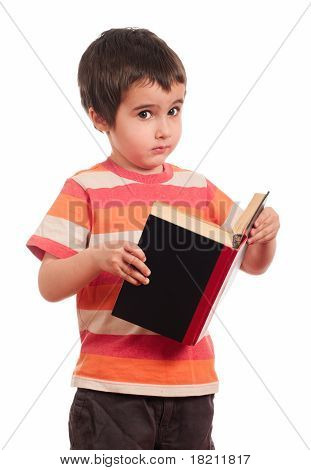 本を読んで疑問の少年駅