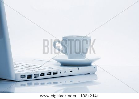 ถ้วยร้อนดำนึ่งกาแฟบนคอมพิวเตอร์แล็ปท็อป