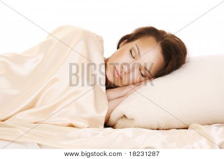 Schöne Frau lächelnd auf dem Bett im Schlafzimmer