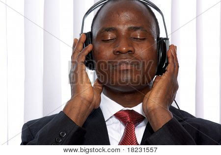 Retrato de um empresário afro-americano sorridente