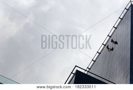 cleaning skyscrapers outside with a crane scissor lift hydraulic platform