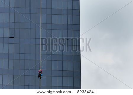 cleaning skyscrapers outside with a crane scissor lift hydraulic platform