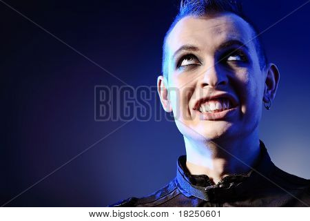 Photo d'un homme agressif skinhead.