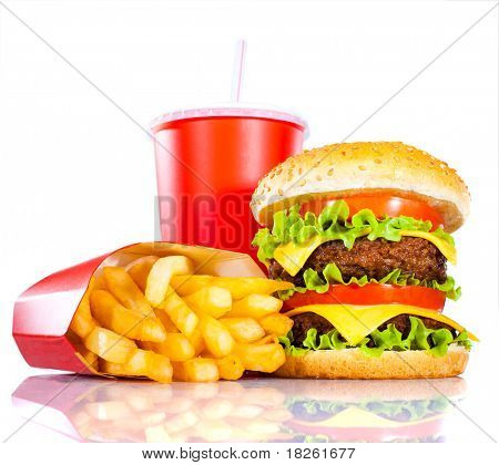 Välsmakande hamburgare och pommes frites på vit bakgrund