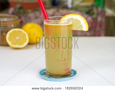 zumo detox casero de limón y cúrcuma
Homemade lemon detox juice and turmeric