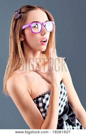 ภาพของสาวสวยในชุดไฟร้อน