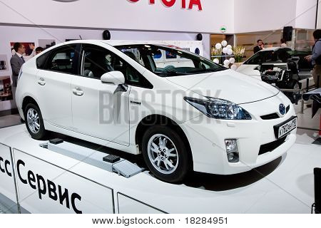 มอสโก รัสเซีย - 25 สิงหาคม: รถสีขาว Tayota Prius ที่มอสโก Interauto นิทรรศการนานาชาติใน