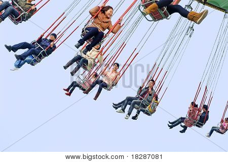 Boldog ember játssza a vidámpark