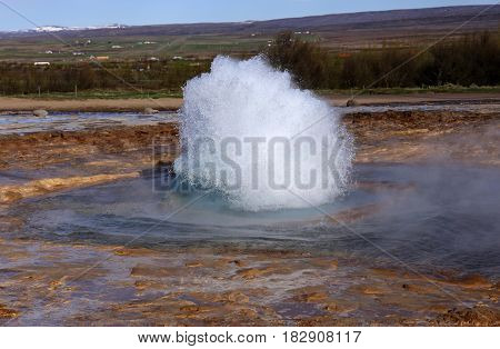 Geysir eruption, Strokkur vapor eplosion, volacanic Iceland