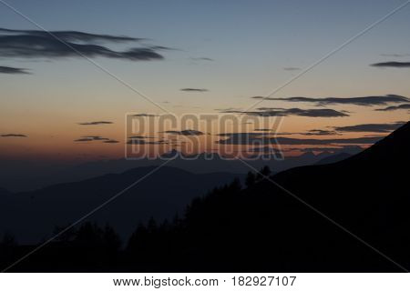 Sunset on the mountains landscape (Tramonto sul paesaggio montano)