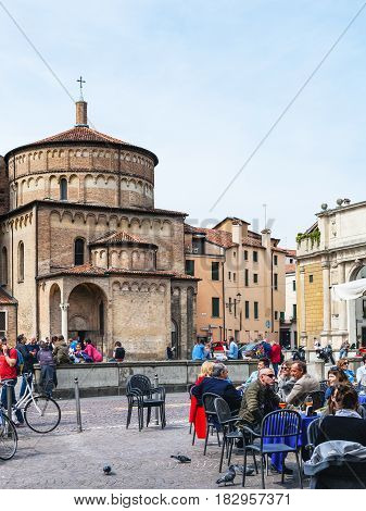 People In Outdoor Cafe On Piazza Duomo In Padua
