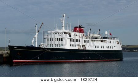 Kleines Kreuzfahrtschiff