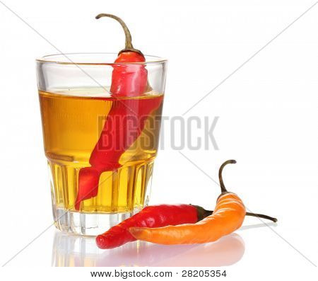 verre de poivre rouge et vodka chili peppers isolé on white