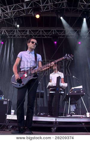 CLARK, NJ - SEPTEMBER 11: Bassist Mike Hindert og keyboardspiller John Conway af bandet The Bravery Pedersen