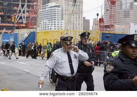 NEW YORK - 2 maggio: A piedi di ufficiali del NYPD vicino alla stazione ferroviaria Trade Center PATH su 2 maggio 2011 a New York