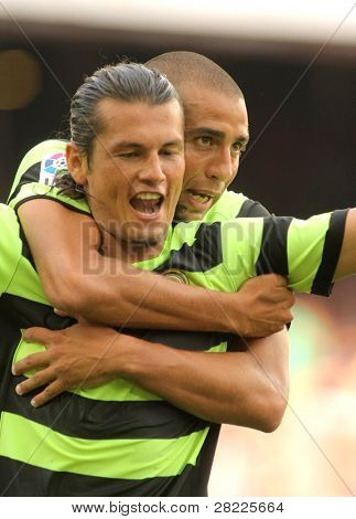 BARCELONA-SEPT 11: Valdez(F) y Trezeguet(B) Hércules celebran gol durante español ser partido de Liga