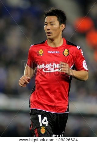 BARCELONA - 1 marca: Akihiro Ienaga Mallorca w akcji podczas meczu między Espanyol i prawdziwe