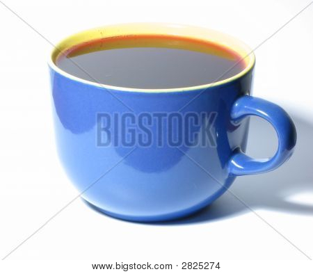 Tuńczyk ogromny czerwony kubek z soku, białe tło.