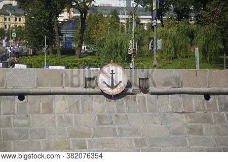 Moscow, Russia - August 21, 2020: Underwater Crossing Sign On The Embankment Of The Moscva-river In 