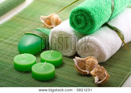 Concetto di Spa di colore verde: Asciugamano, sapone e candele su sfondo di Sisal