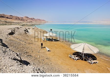 ชายหาดที่ทะเลเดดซีในอิสราเอล