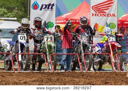 Zawodników motocross line Up przy bramie Start