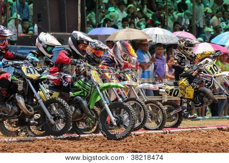 Zawodników motocross line Up przy bramie Start