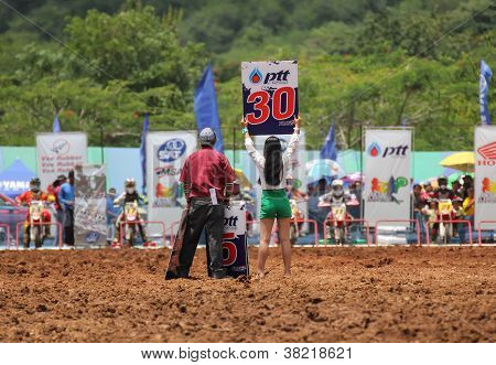 Zawodników motocross line Up przy bramie Start