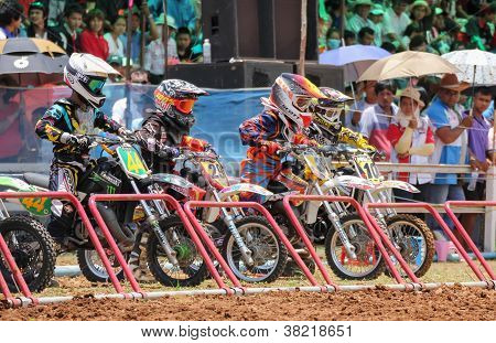 Zawodników motocross line Up na początku
