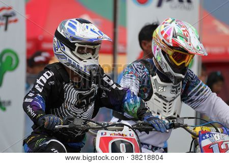 Zawodników motocross line Up przy bramie Start