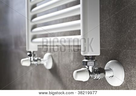 Salle de bains radiateur agrandi
