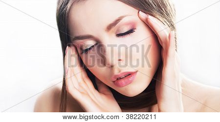 Bellezza da sogno - donna giovane viso, make-up naturale. Emicrania