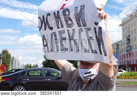 Barnaul, Russia-august 22, 2020. A Man Holds A Placard In Support Of Alexey Navalny With The Inscrip