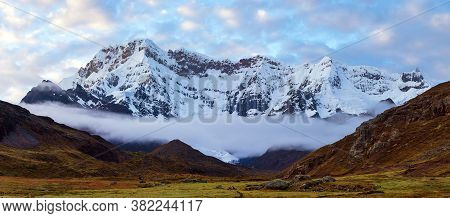 Ausangate Trek Trekking Trail, Ausangate Circuit, Cordillera Vilcanota, Cuzco Region, Peru, Peruvian