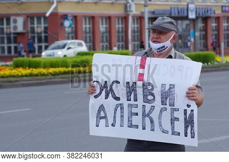 Barnaul, Russia-august 22, 2020. A Man Holds A Placard In Support Of Alexey Navalny With The Inscrip