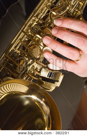 サックスを演奏