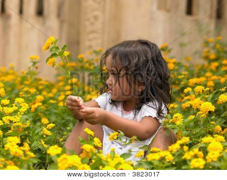 アジアの女の子の顕花植物の間で