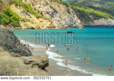 Aigues Blanques, Santa Eulalia Des Riu, Ibiza, España: 2015 14 June: Beautiful Day In The Beach In A