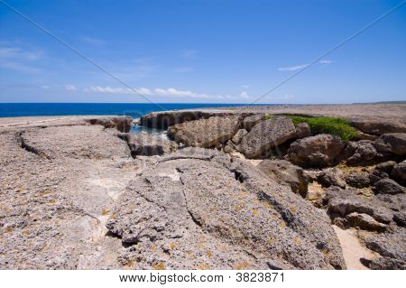 Costa rochosa com ponte Natural recolhido